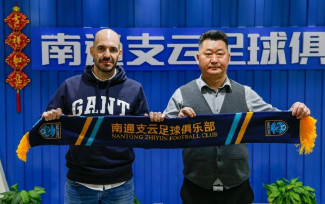其实这种手法在《悬崖之上》开场就曾出现过，而这一次不仅得到强化，也进一步呼应了我国当代科技的进步。
