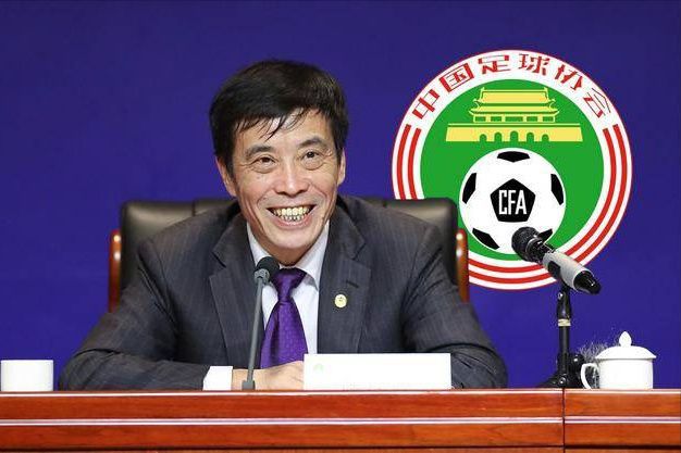 杨采妮穿婚纱现身获老公邱韶智甜蜜献吻，好友悉数到场送祝福。