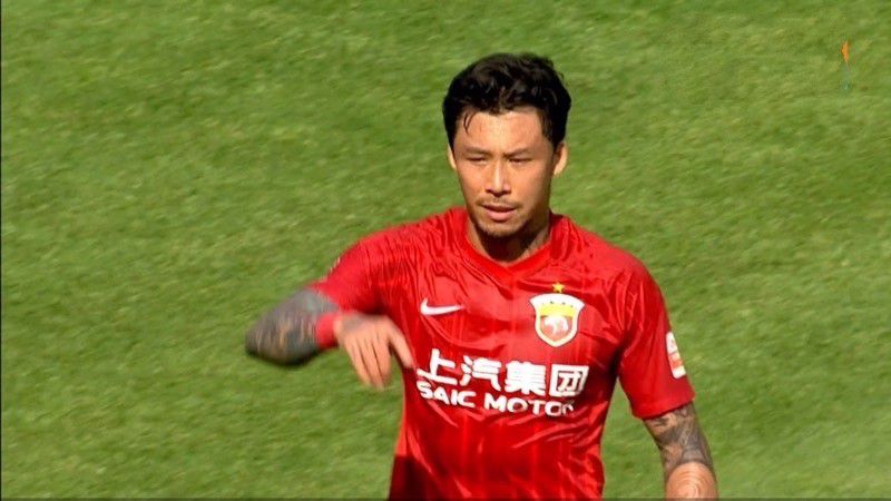 丽亚·蜜雪儿秀华丽珠宝 2010-08-30 当地时间2010年8月29日，被称为“电视界奥斯卡”的第62届艾美奖颁奖典礼在美国纽约时代广场诺基亚剧院盛大举行，本届艾美奖入围者实力雄厚竞争激烈，红地毯上也是群星闪耀，星光熠熠。