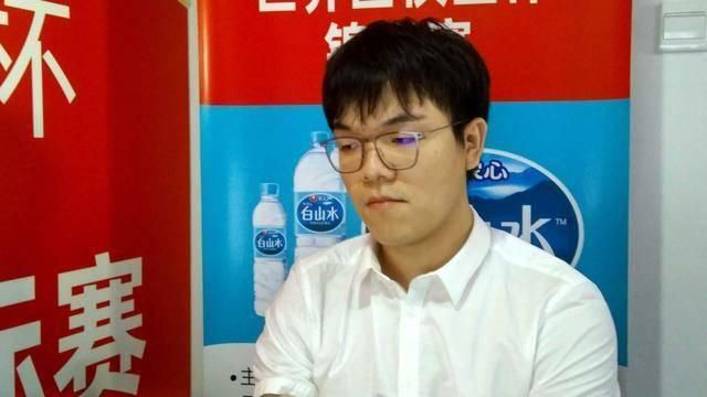 刘亦菲极简风大片释出 无袖针织衫+皮裤酷飒利落 2022-02-15 2月15日，《嘉人Marie Claire》解锁3月刊，封面人物刘亦菲演绎的极简风色彩封面大片曝光。