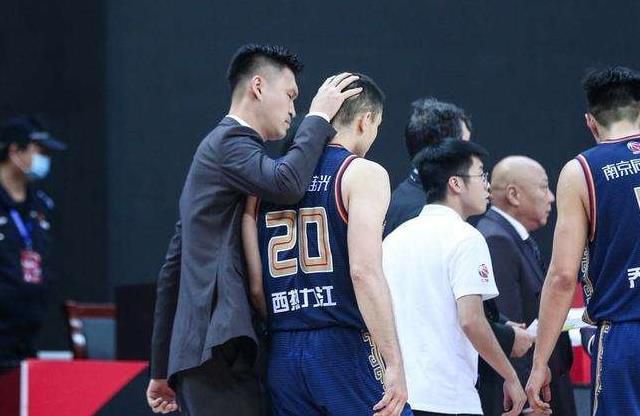 这个奖项是在所有参赛影片的男、女演员中进行混合评选，颁出的唯一表演大奖。