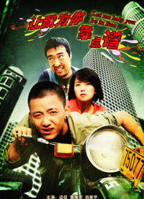 萨莎·拜伦·科恩 戴假发配黑超搞怪现身，身旁有一众身穿比基尼的美女模特围绕身边，现场十分热闹。