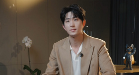 从特辑 《八月未央》曝蜜友特辑 钟楚曦谭松韵解读角色 2021-03-16 由李凯执导，改编自庆山（安妮宝贝）同名小说，钟楚曦、罗晋、谭松韵领衔主演的爱情电影《八月未央》将于4月16日全国上映。